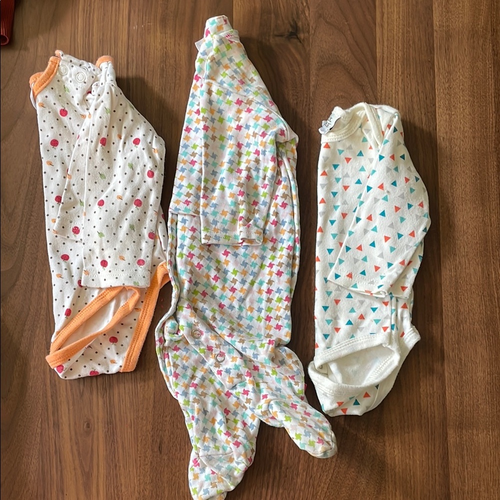 Lot of 3 gender neutral outfits 0-6 months Zutano